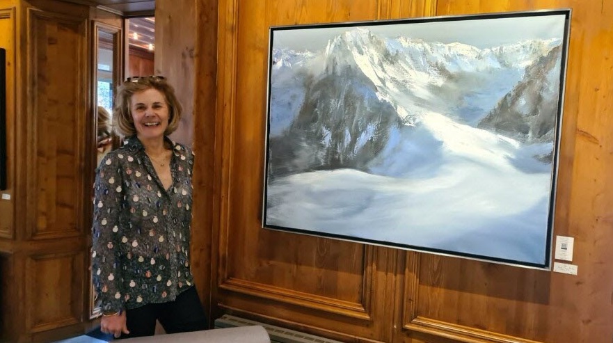 Laurence Gancel pose devant une de ses œuvres baptisée S, reprenant les traits du massif vu depuis l’arrête nord de l’aiguille du Midi.  Photo Le DL /B.L.