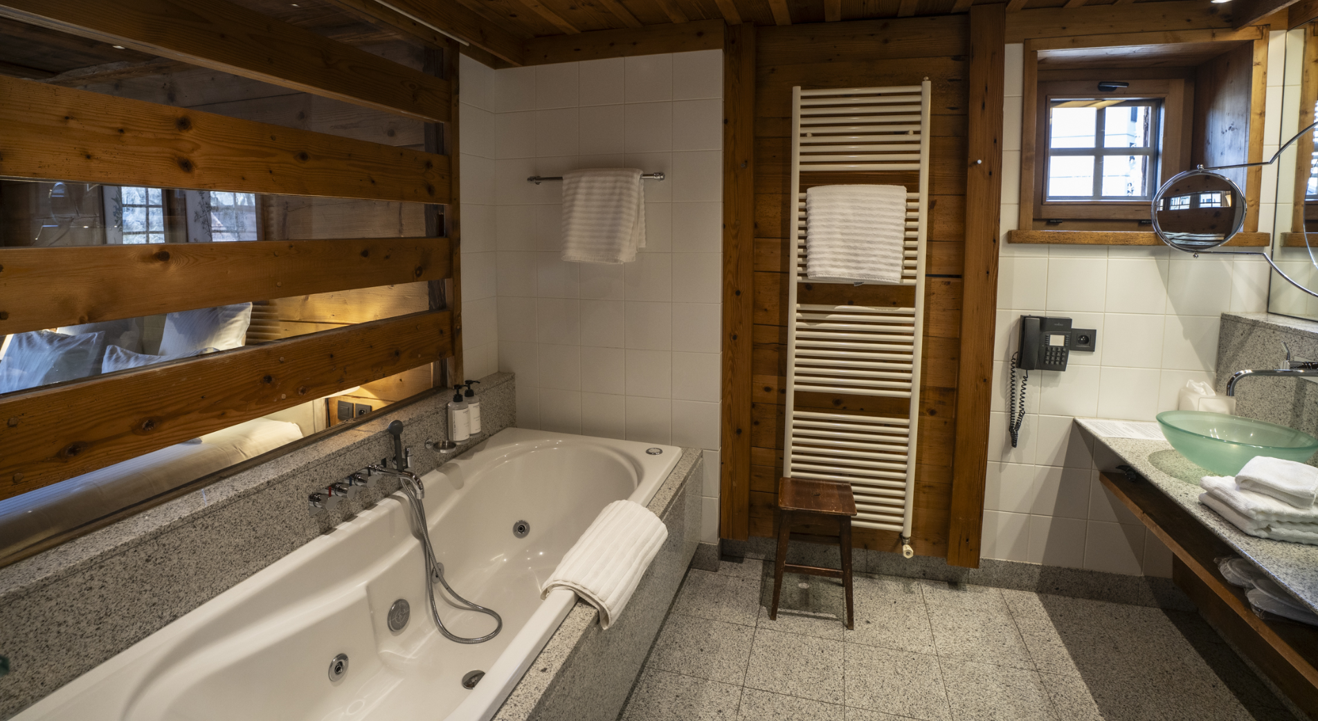 chambre-luxe-avec-cheminée-ferme