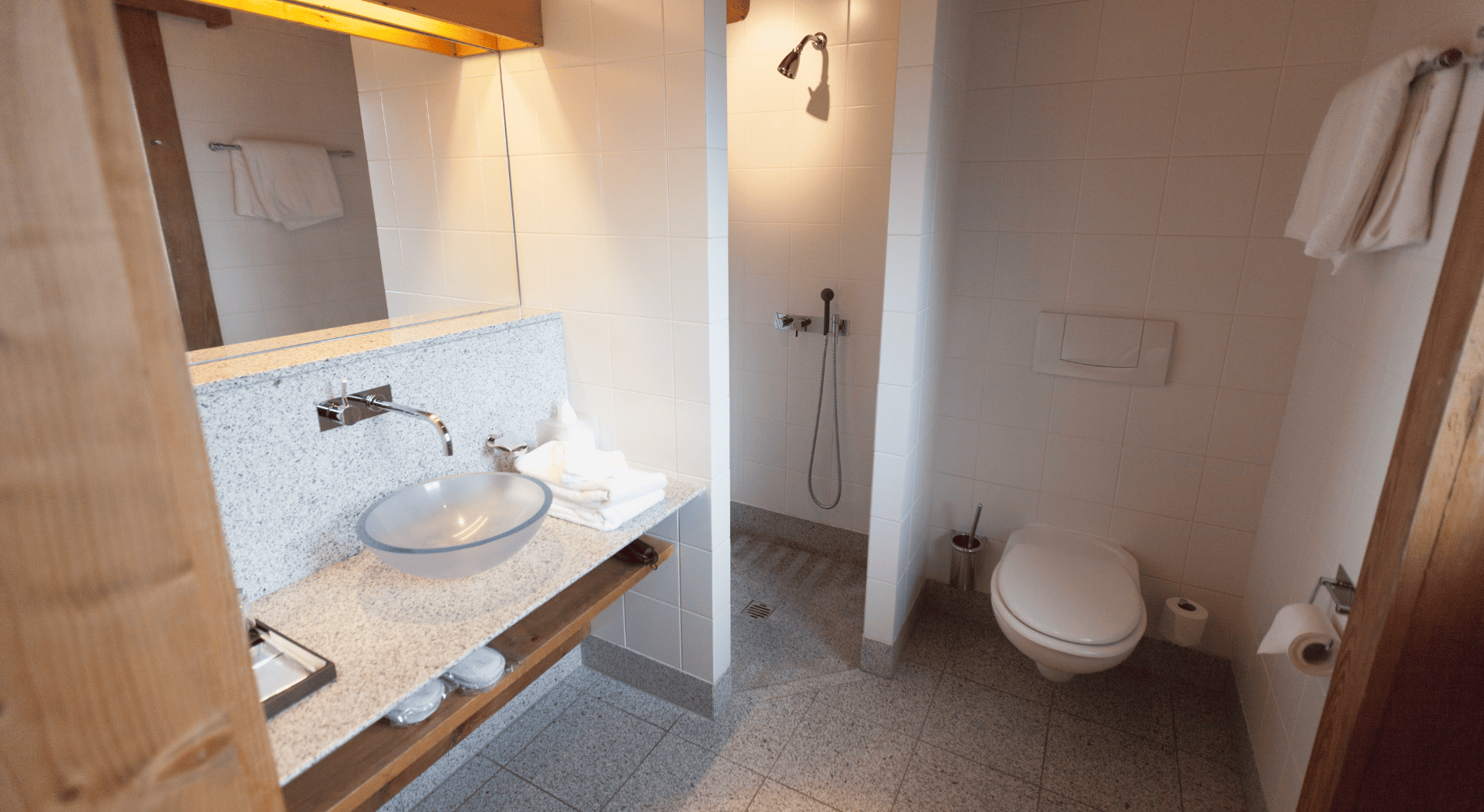 Salle de bain de la petite chambre dans l'appartement à la ferme