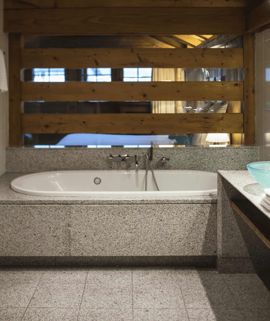 Baignoire balnéo et salle de bain de l'appartement à la ferme