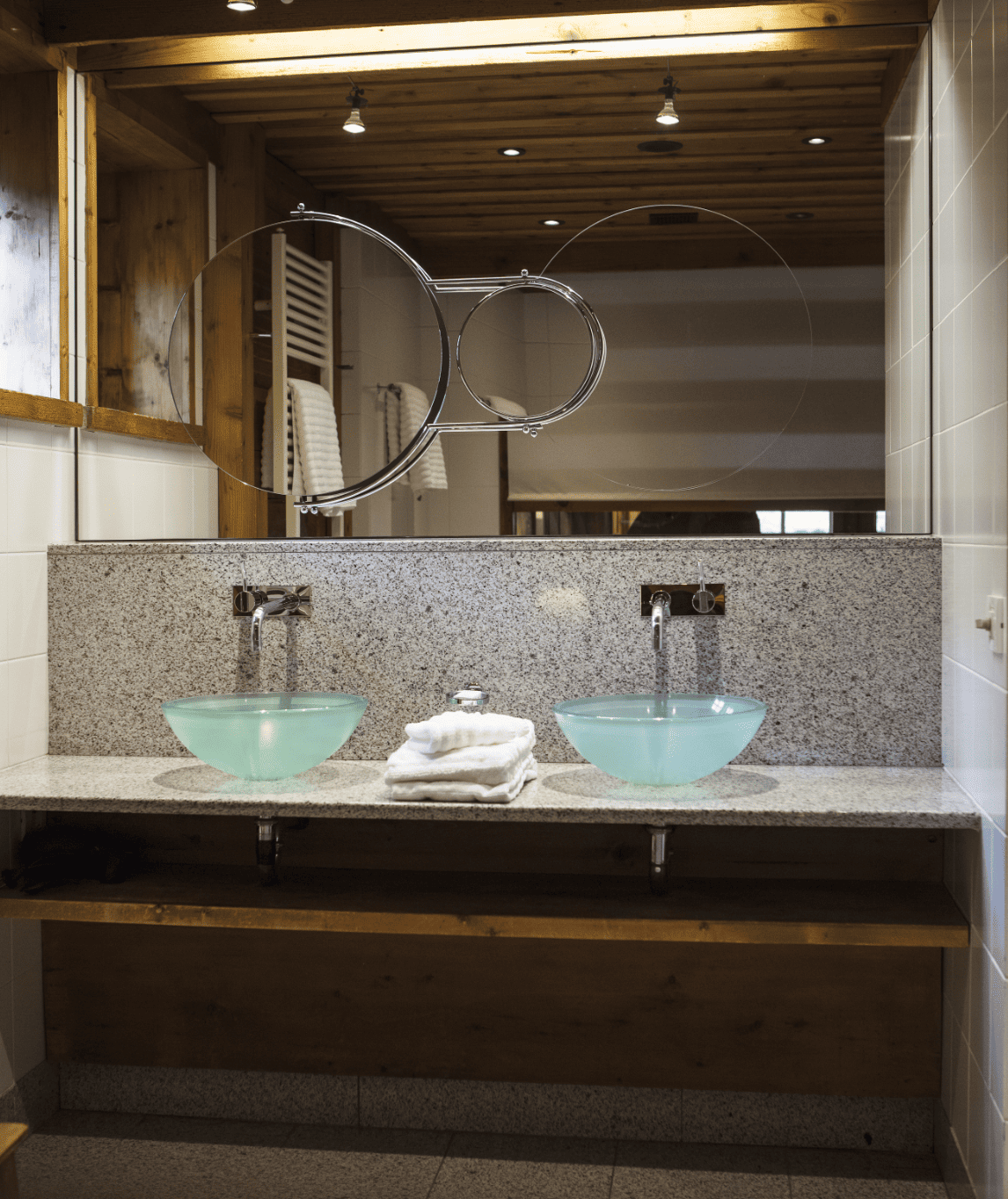 Salle de bain et double vasque de l'appartement à la ferme