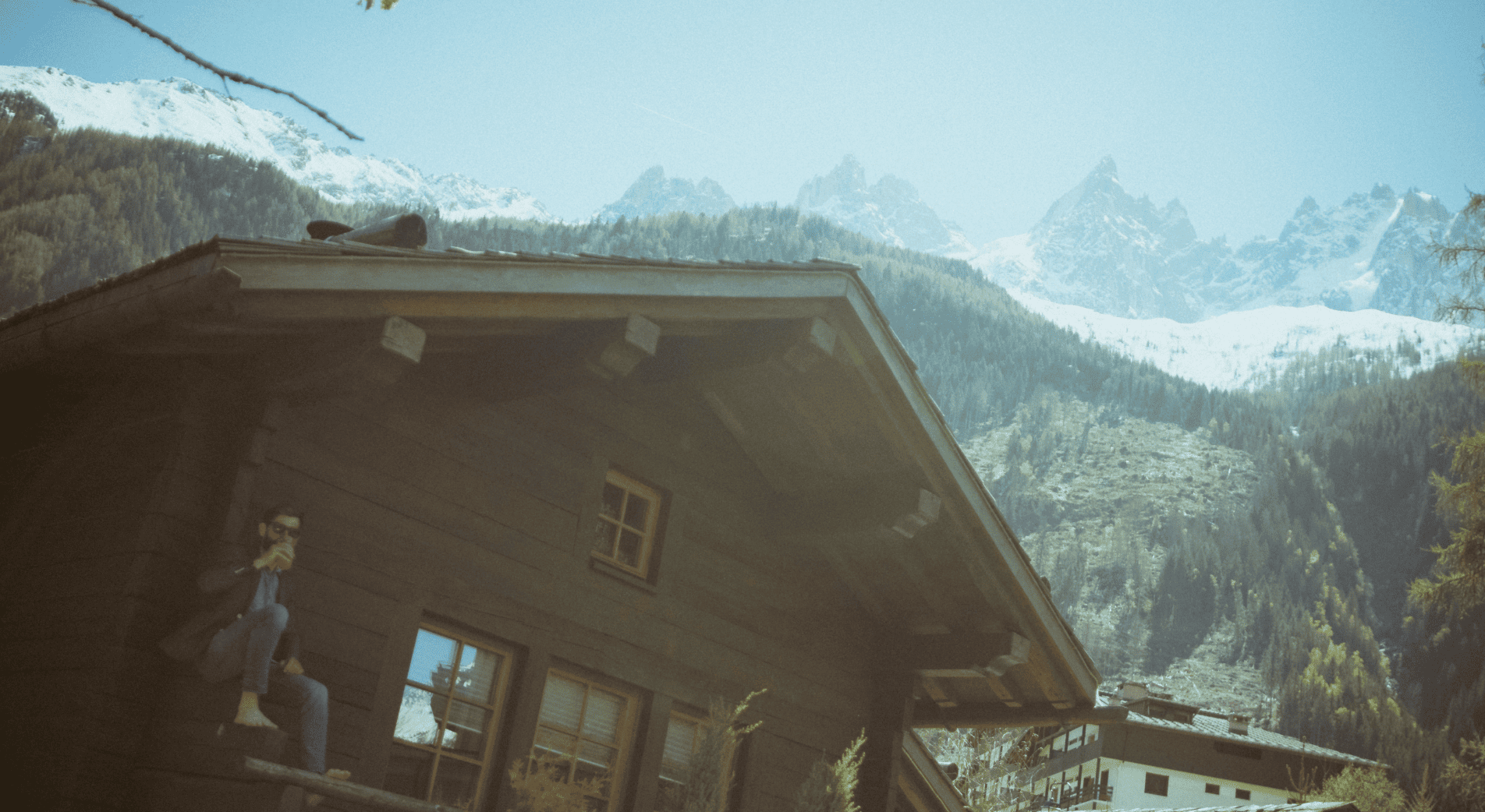 Extérieur du chalet grépon et vue sur les Aiguilles