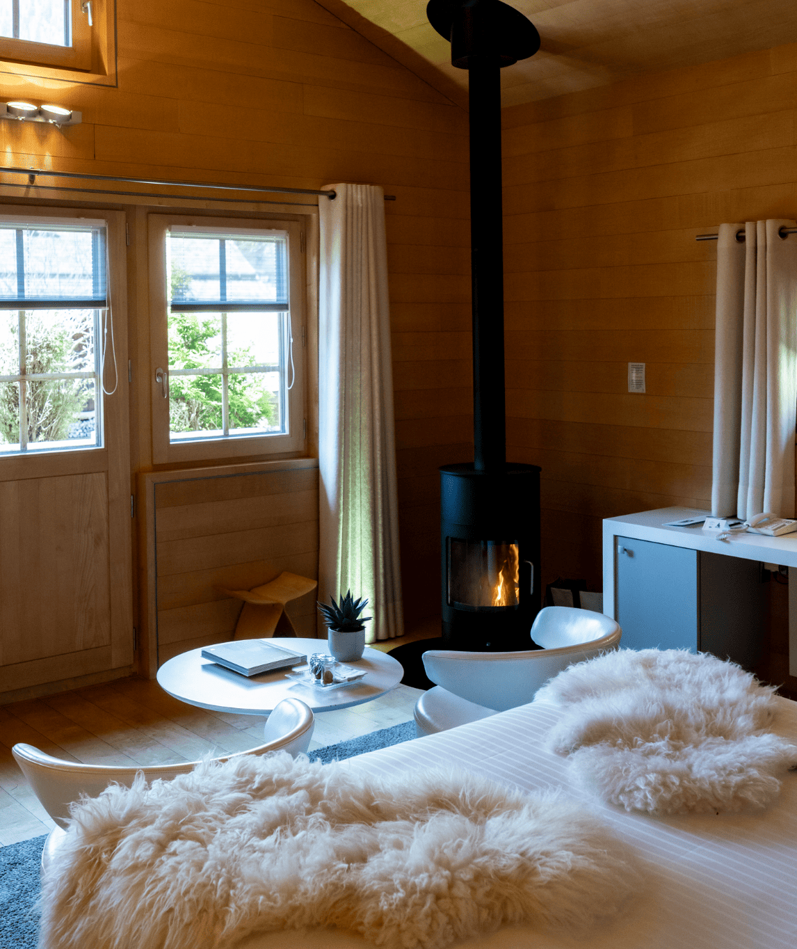 Chambre principale et cheminée du chalet grépon