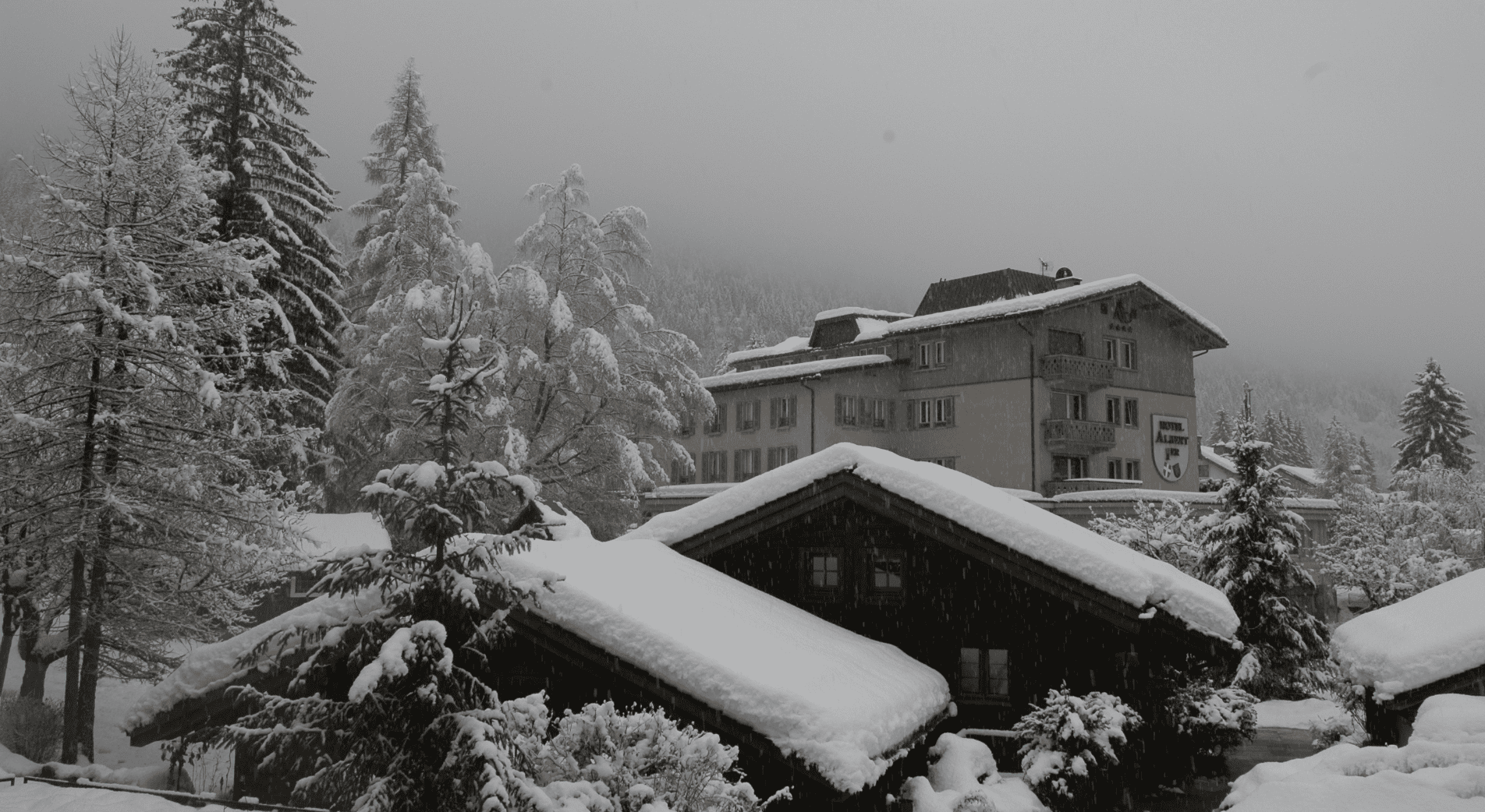 Chalet soli et vue sur le bâtiment Albert 1er sous la neige en hiver