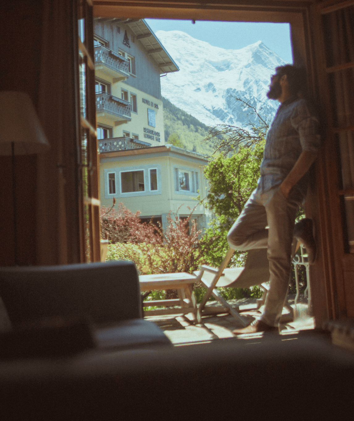 Terrasse extérieure du chalet soli avec vue sur le bâtiment albert 1er et le mont-blanc