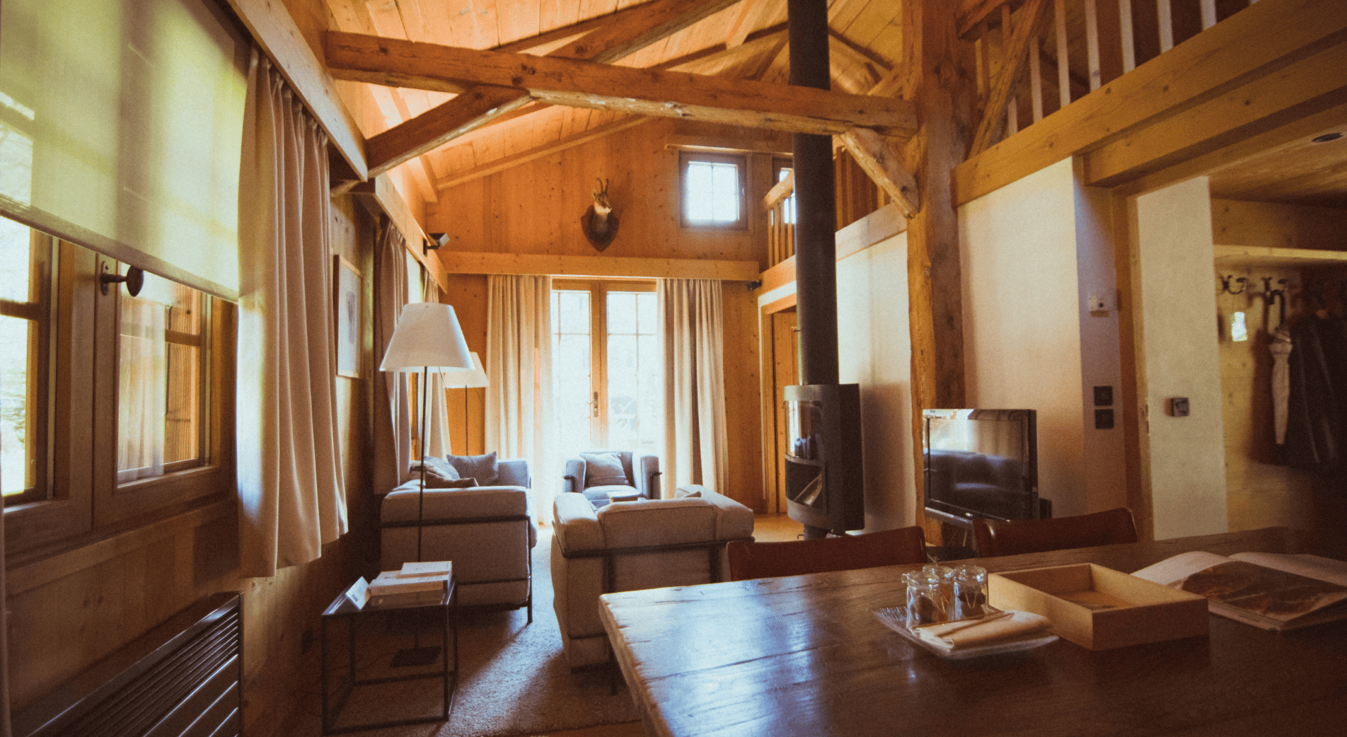 salon et table du chalet soli