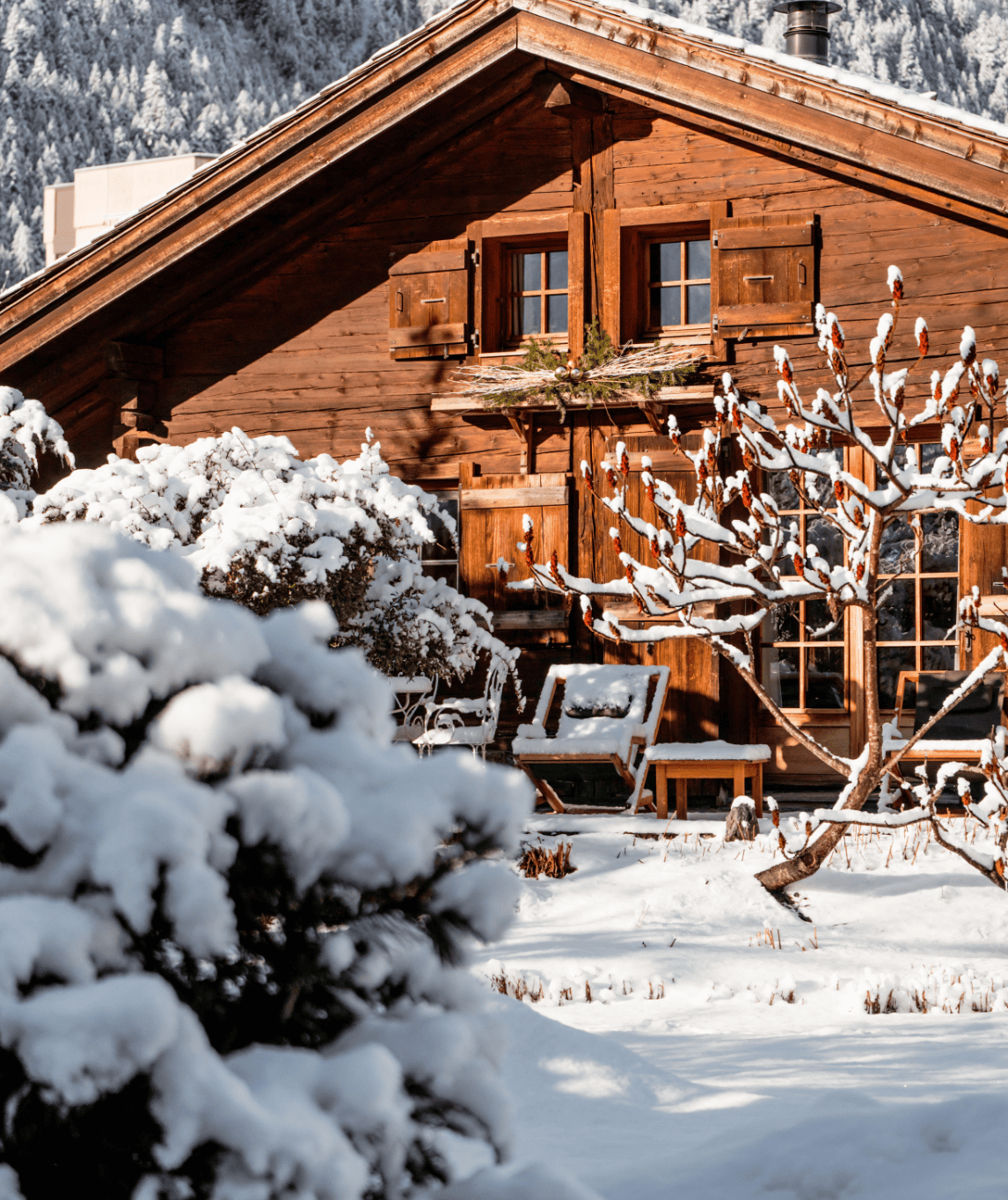 Terrasse du chalet soli sous la neige en hiver