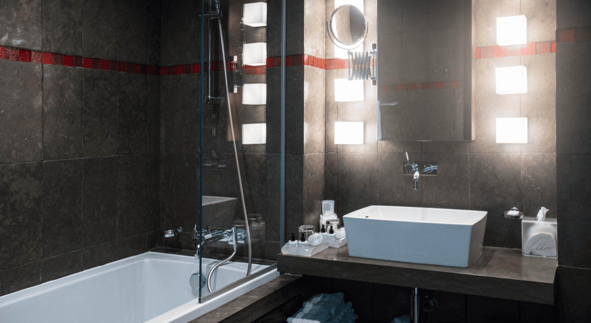 Baignoire et lavabo de la chambre classique