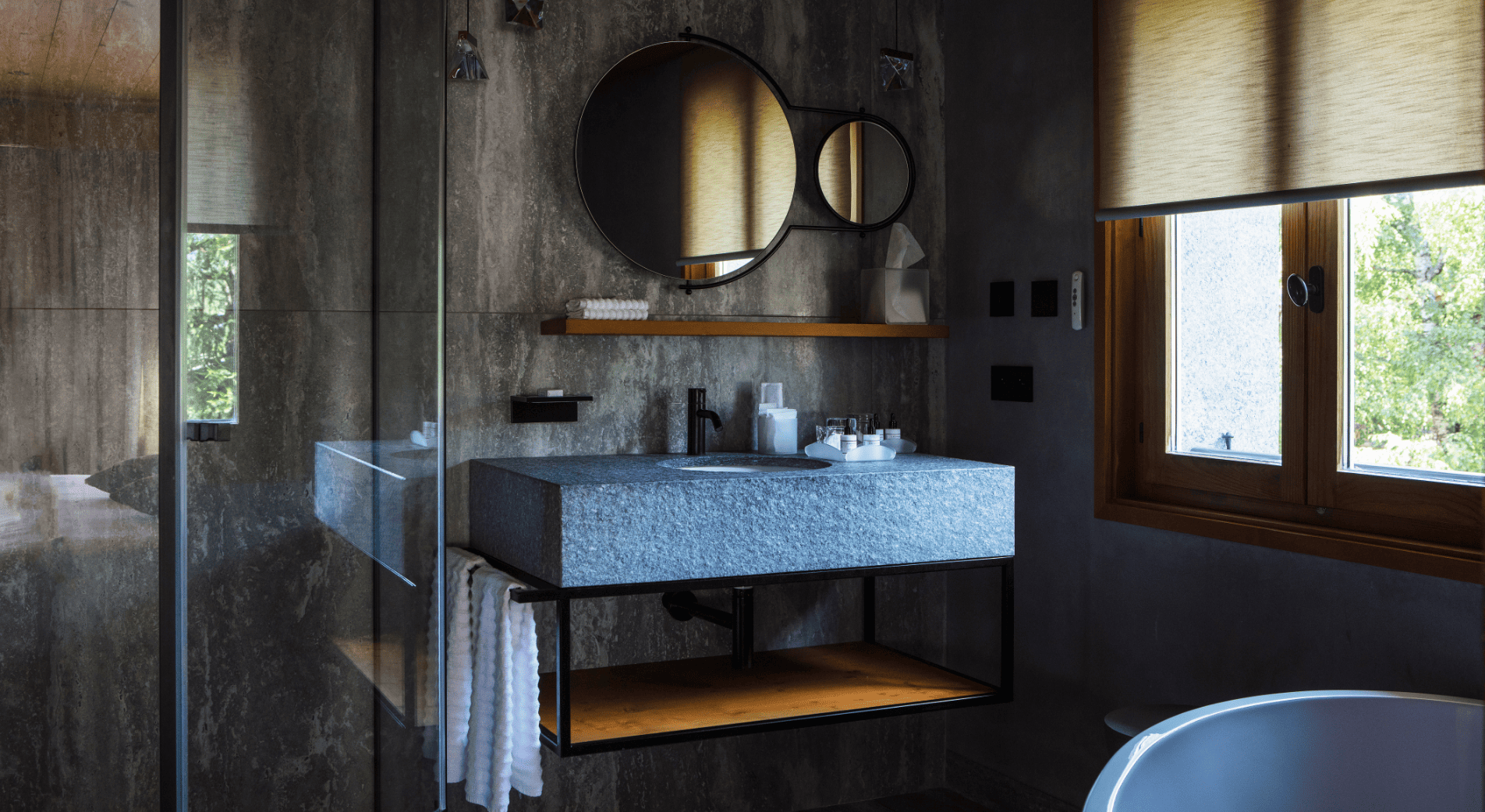 Salle de bain et vasque de la chambre classique
