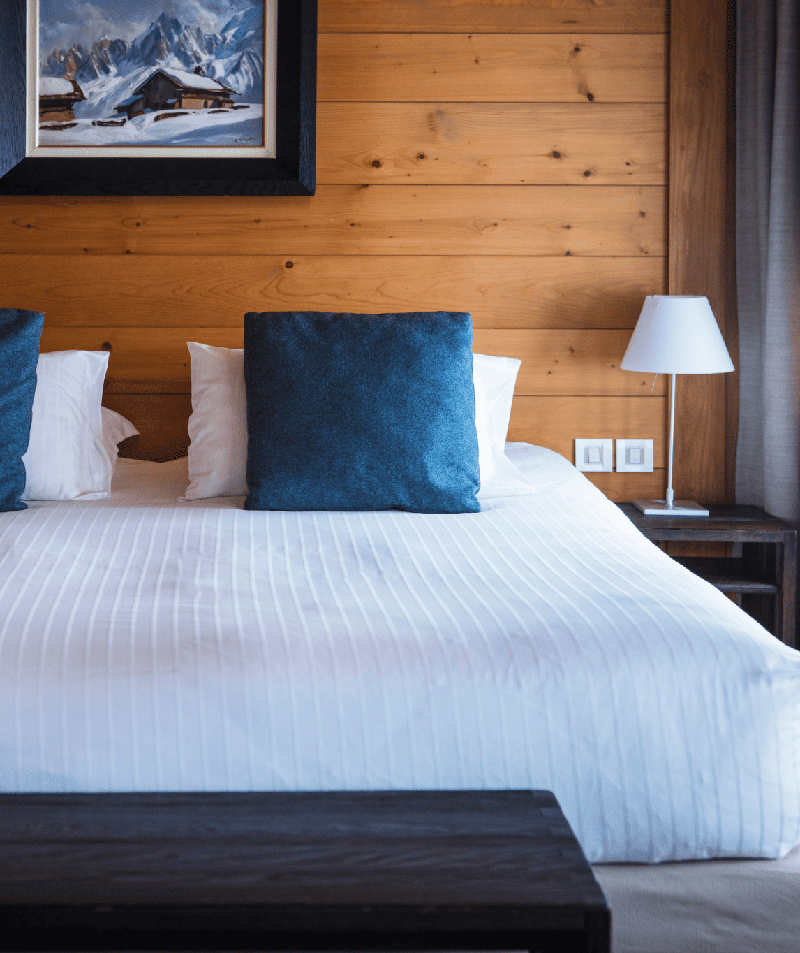 Literie de la chambre classique au style montagnard