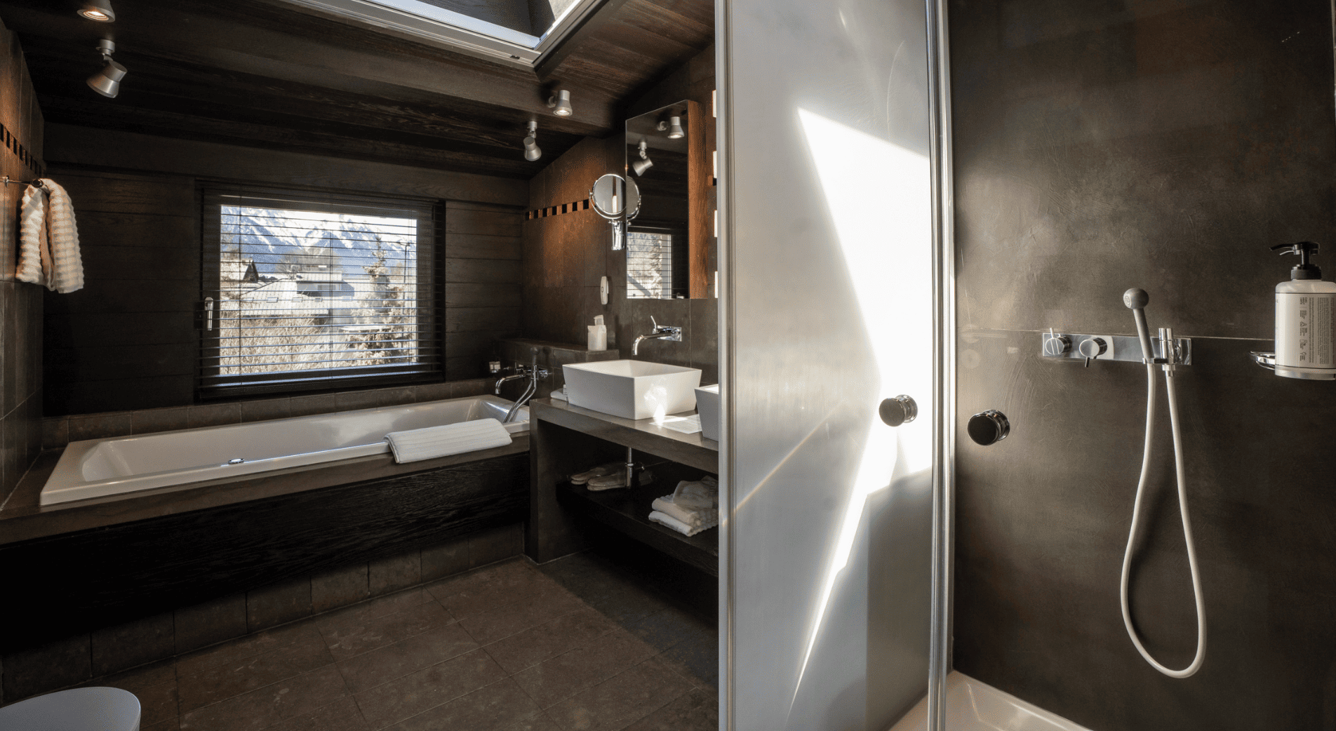 Salle de bain, douche et baignoire balnéo de la chambre luxe avec cheminée à l'Albert 1er