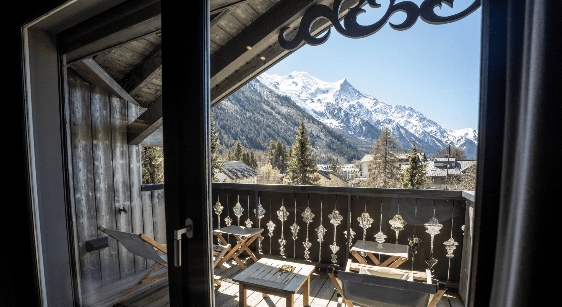 Vue sur le Mont-Blanc depuis la chambre luxe avec cheminée à la ferme