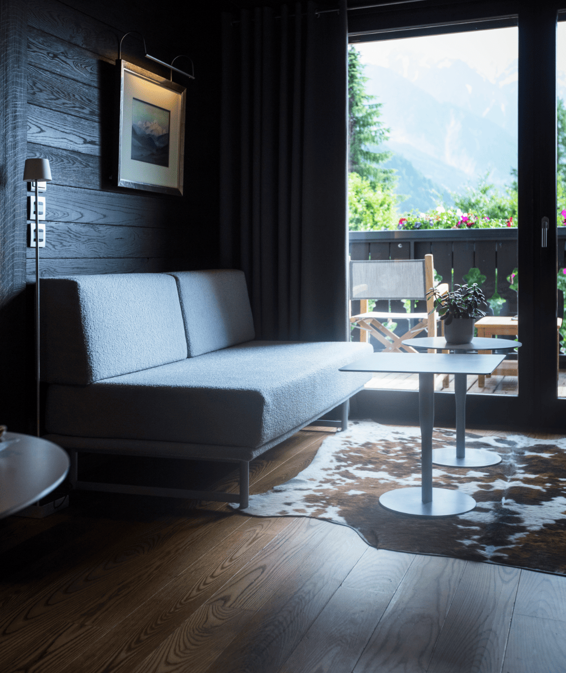 Coin canapé convertible pour un lit supplémentaire avec terrasse vue mont-blanc dans la chambre luxe avec cheminée à l'albert 1er