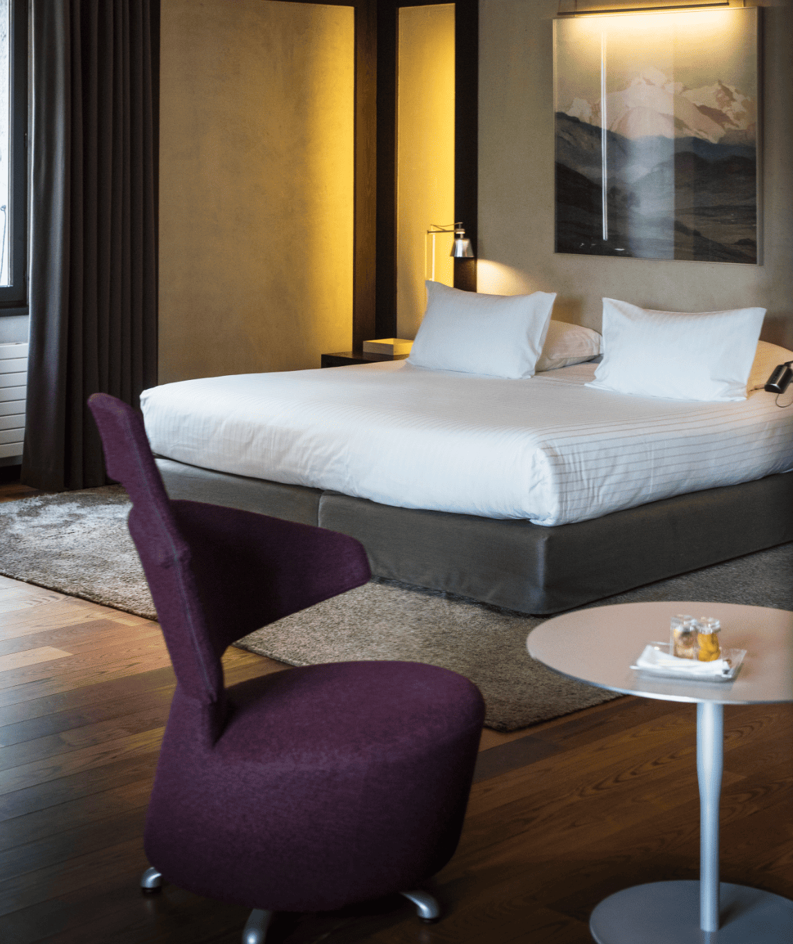 Literie et fauteuil de la chambre luxe avec cheminée à l'albert 1er