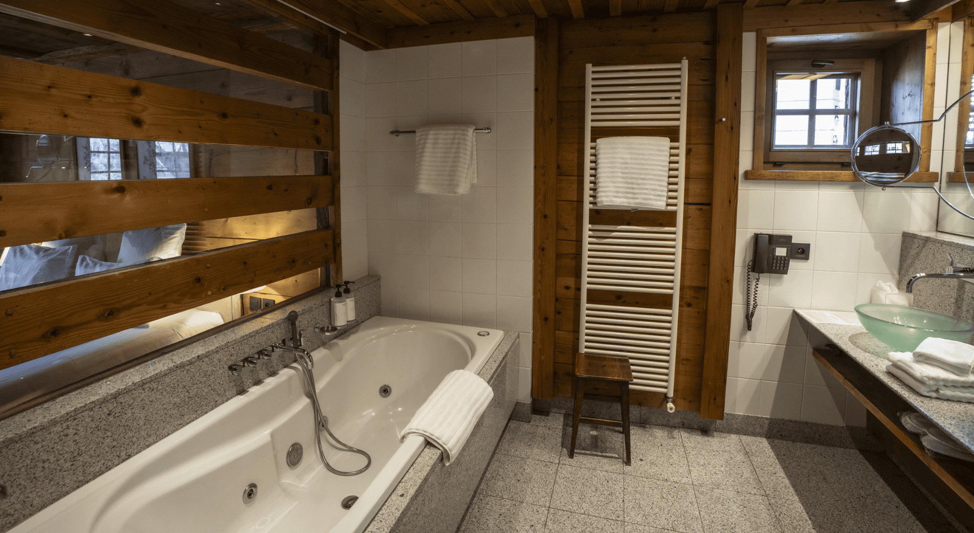 Salle de bain et baignoire balnéo de la chambre luxe avec cheminée à la ferme