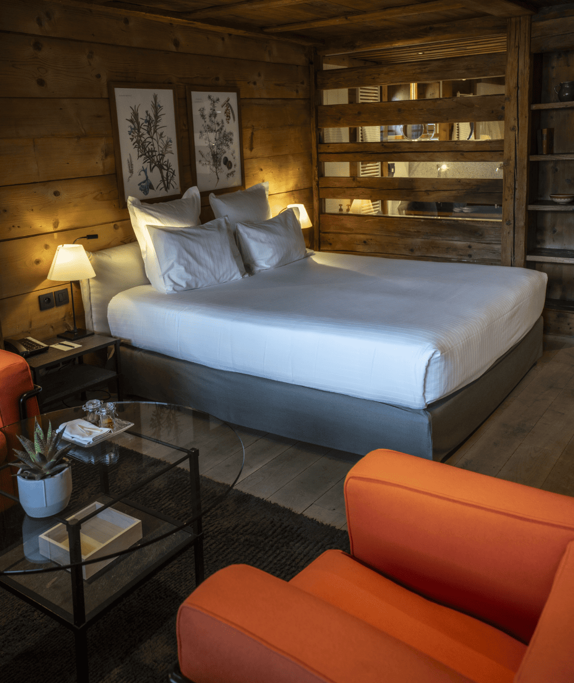 Literie de la chambre luxe avec cheminée à la ferme