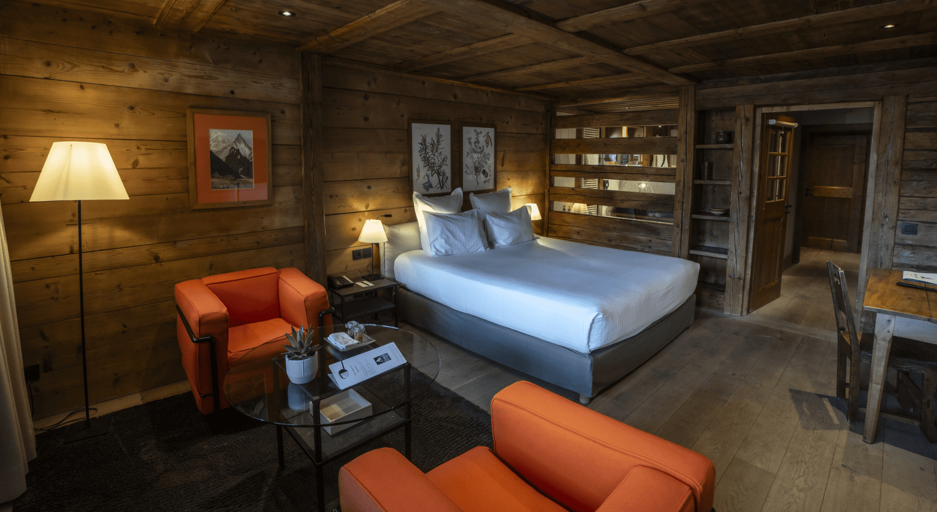 Literie et coin salon de la chambre luxe avec cheminée à la ferme