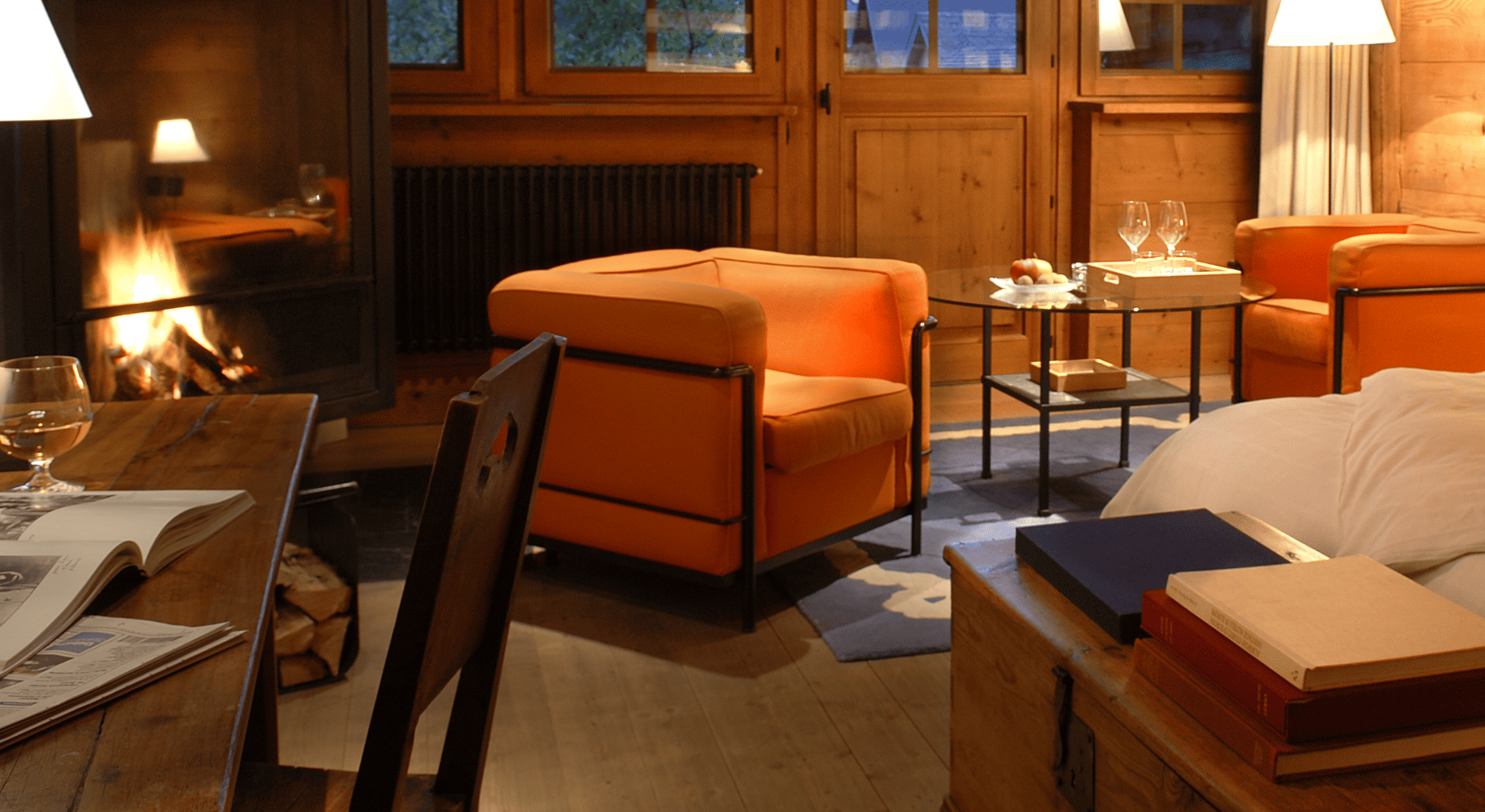 Fauteuil et coin cheminée dans la chambre luxe avec cheminée à la ferme