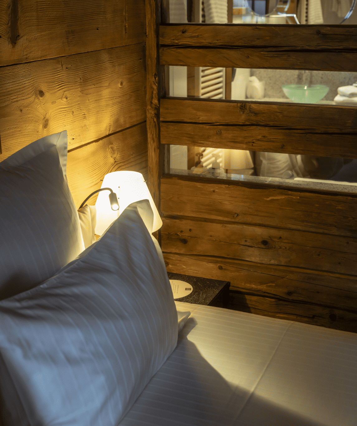 Literie et oreiller de la chambre luxe avec cheminée à la ferme