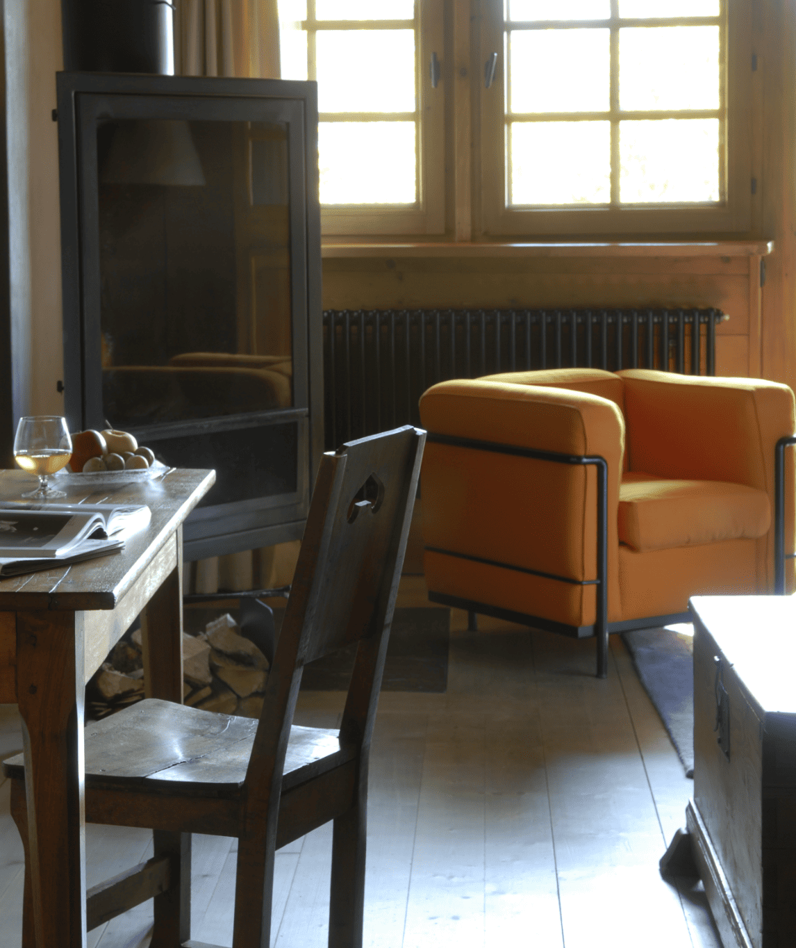 Coin salon et cheminée dans la chambre luxe avec cheminée à la ferme