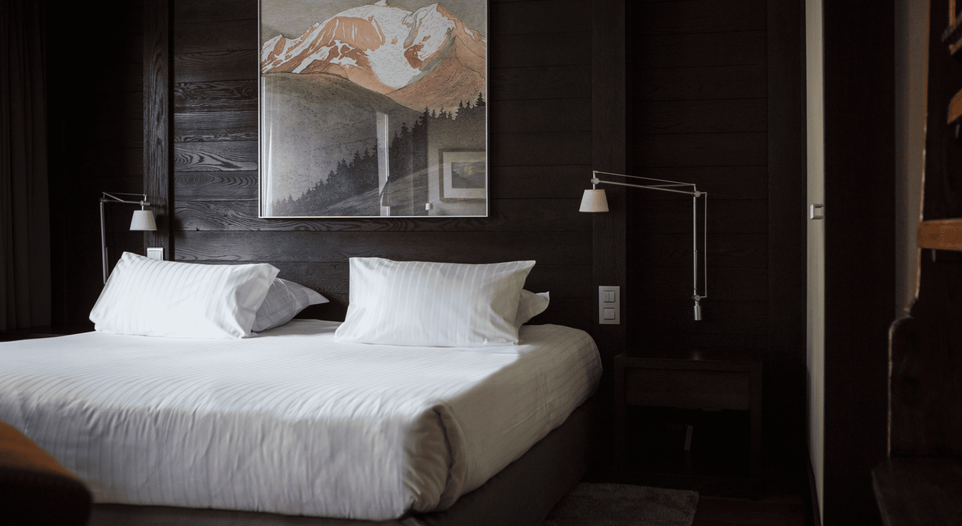 Literie et tableau de la chambre luxe sans cheminée à l'Albert 1er