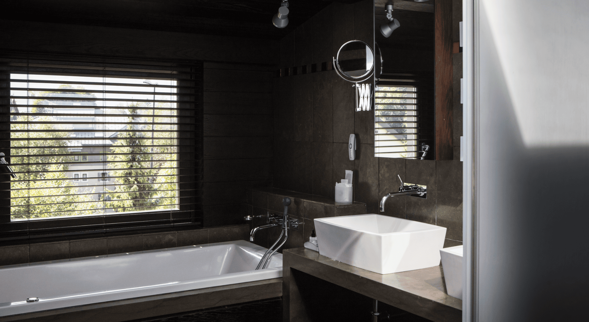 Salle de bain et baignoire balnéo de la chambre luxe sans cheminée à l'Albert 1er