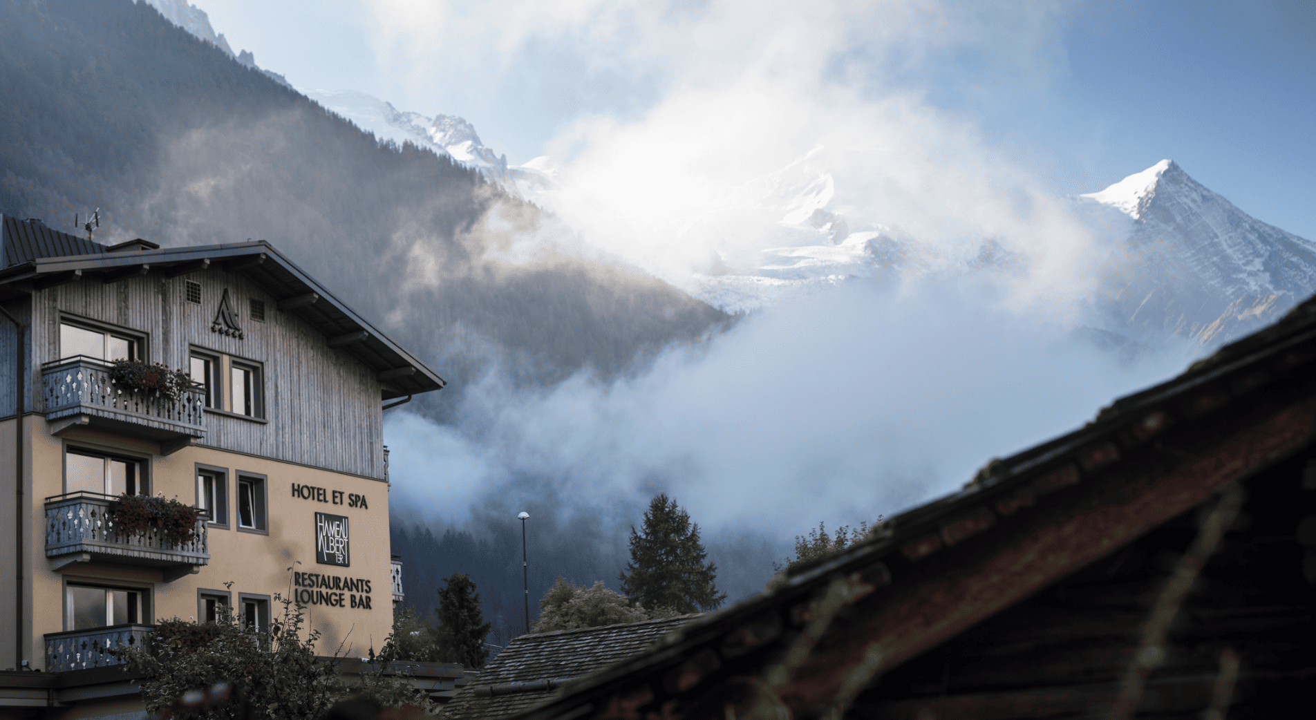 Bâtiment Albert 1er et vue sur le Mont-Blanc