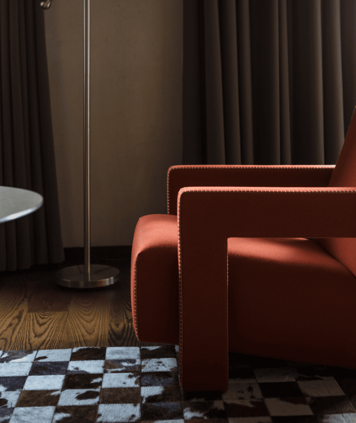 Coin salon et fauteuil dans la chambre luxe sans cheminée à l'Albert 1er