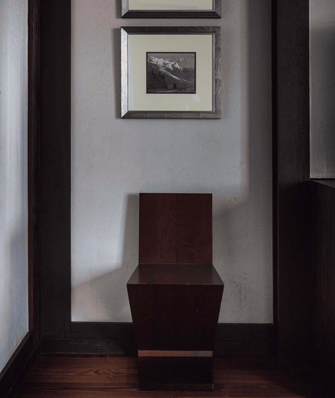 Tableau et mobilier design dans la chambre luxe sans cheminée à l'Albert 1er