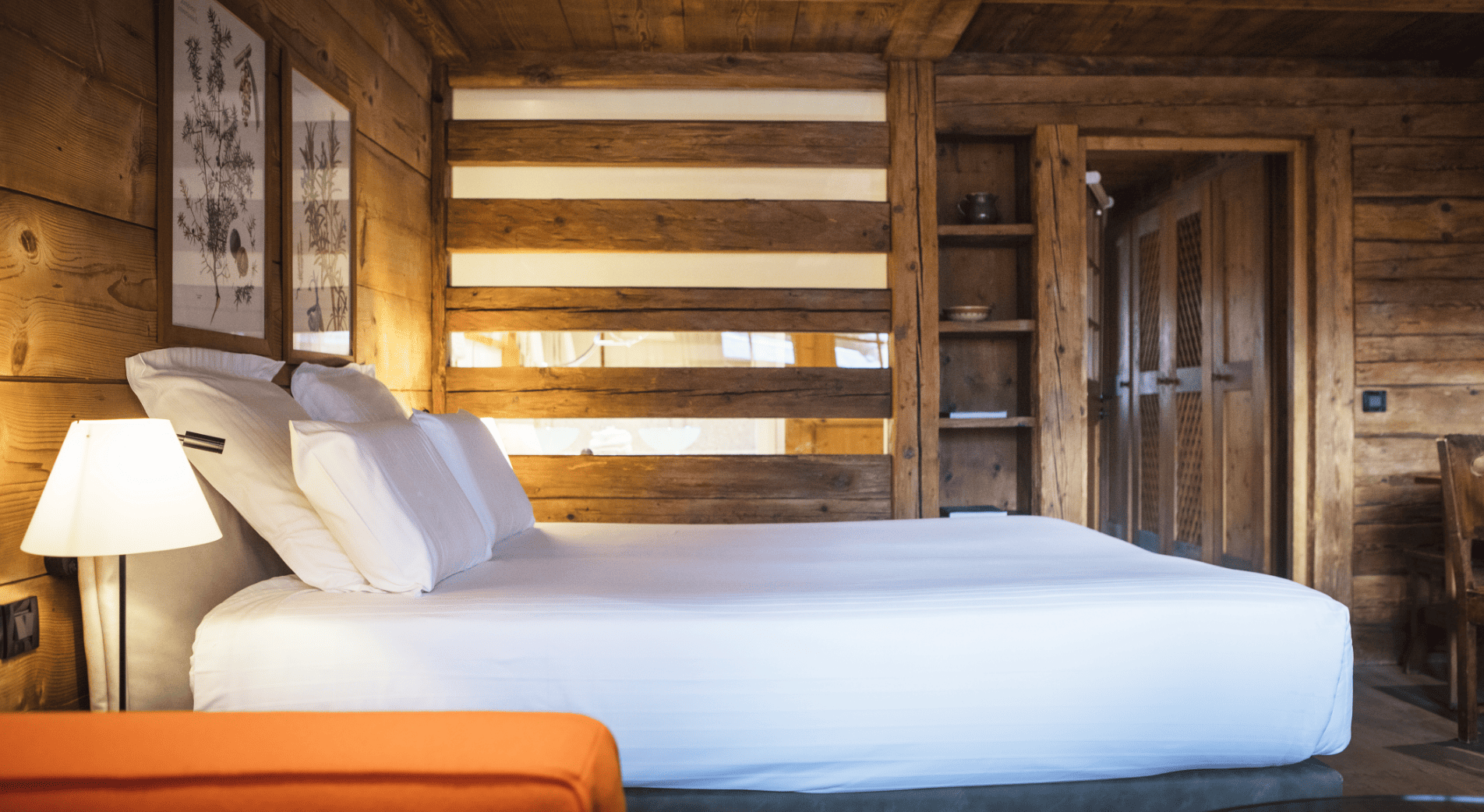 Literie de la chambre luxe sans cheminée à la Ferme