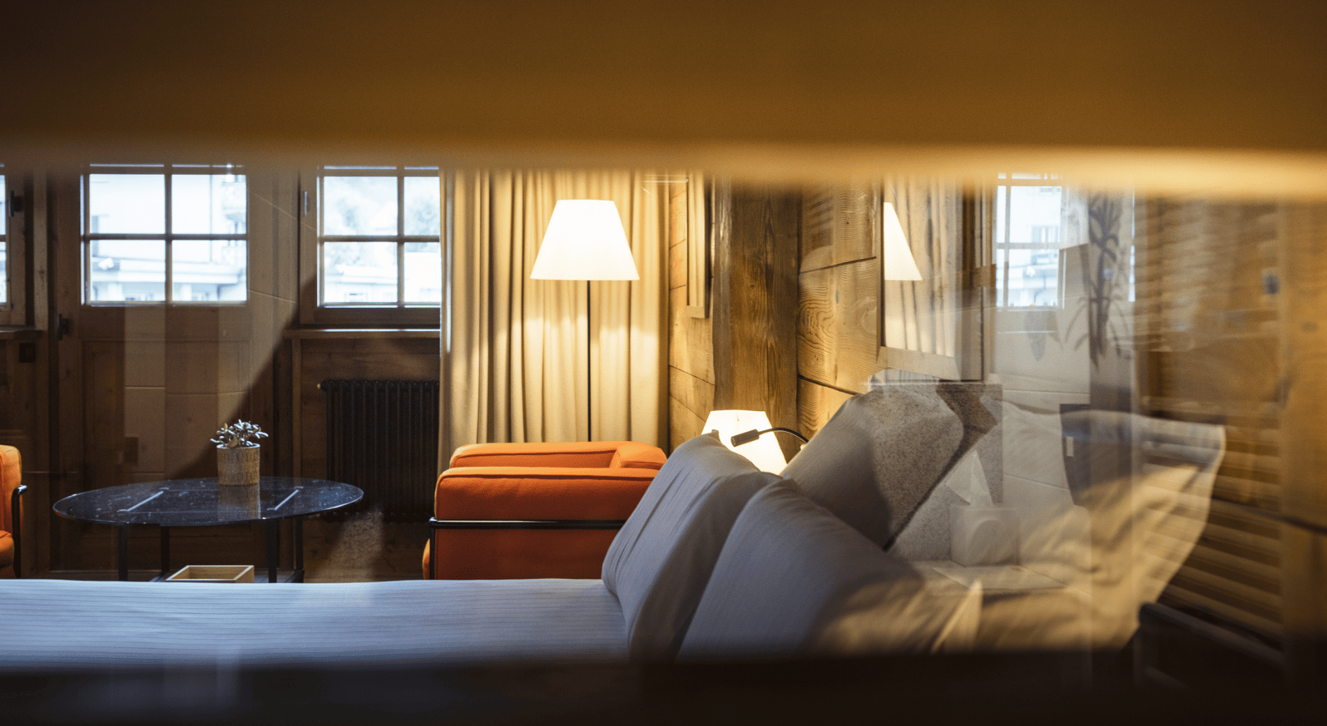 Chambre luxe sans cheminée vue depuis la salle de bain