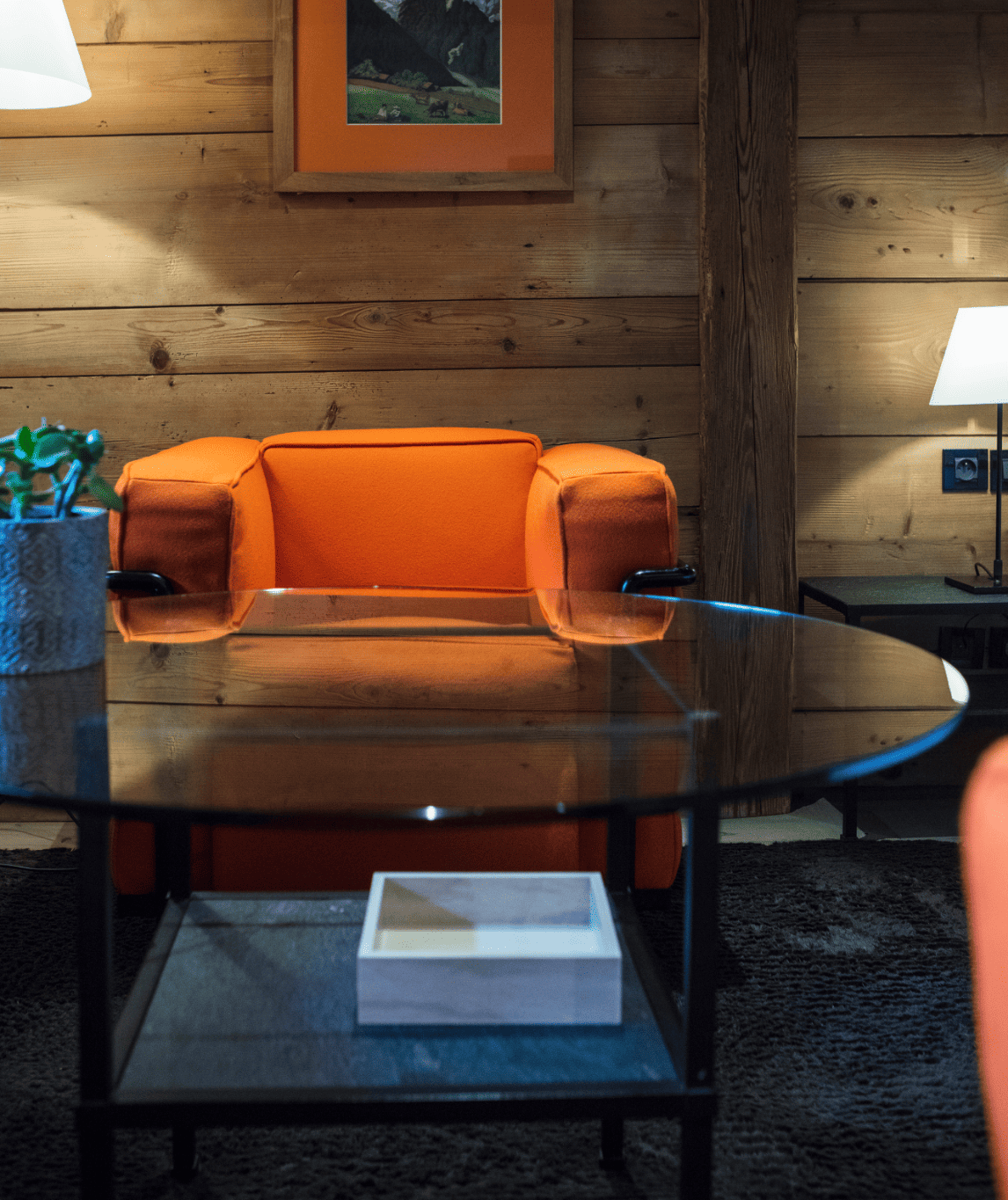 Table basse et fauteuil de la chambre luxe sans cheminée à la ferme