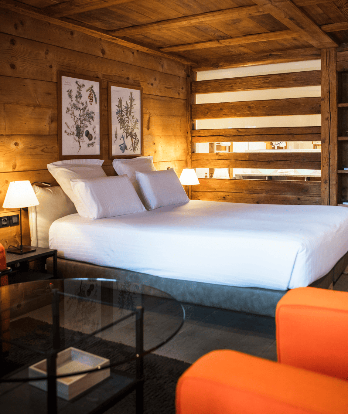 Literie de la chambre luxe sans cheminée à la ferme