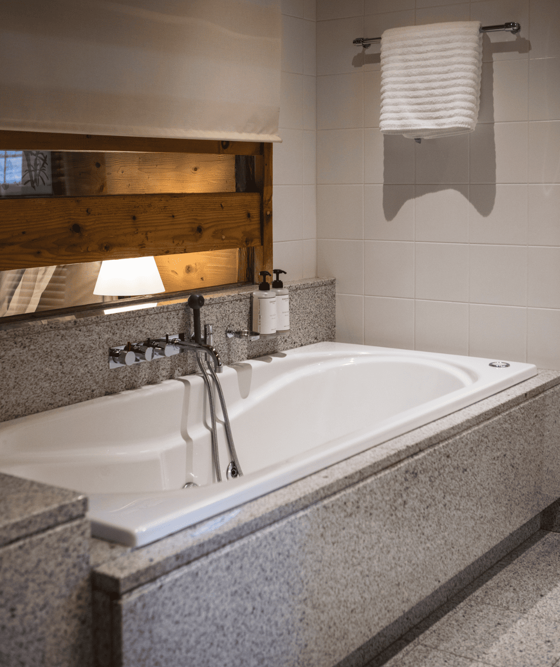 Baignoire balnéo de la chambre luxe sans cheminée à la ferme