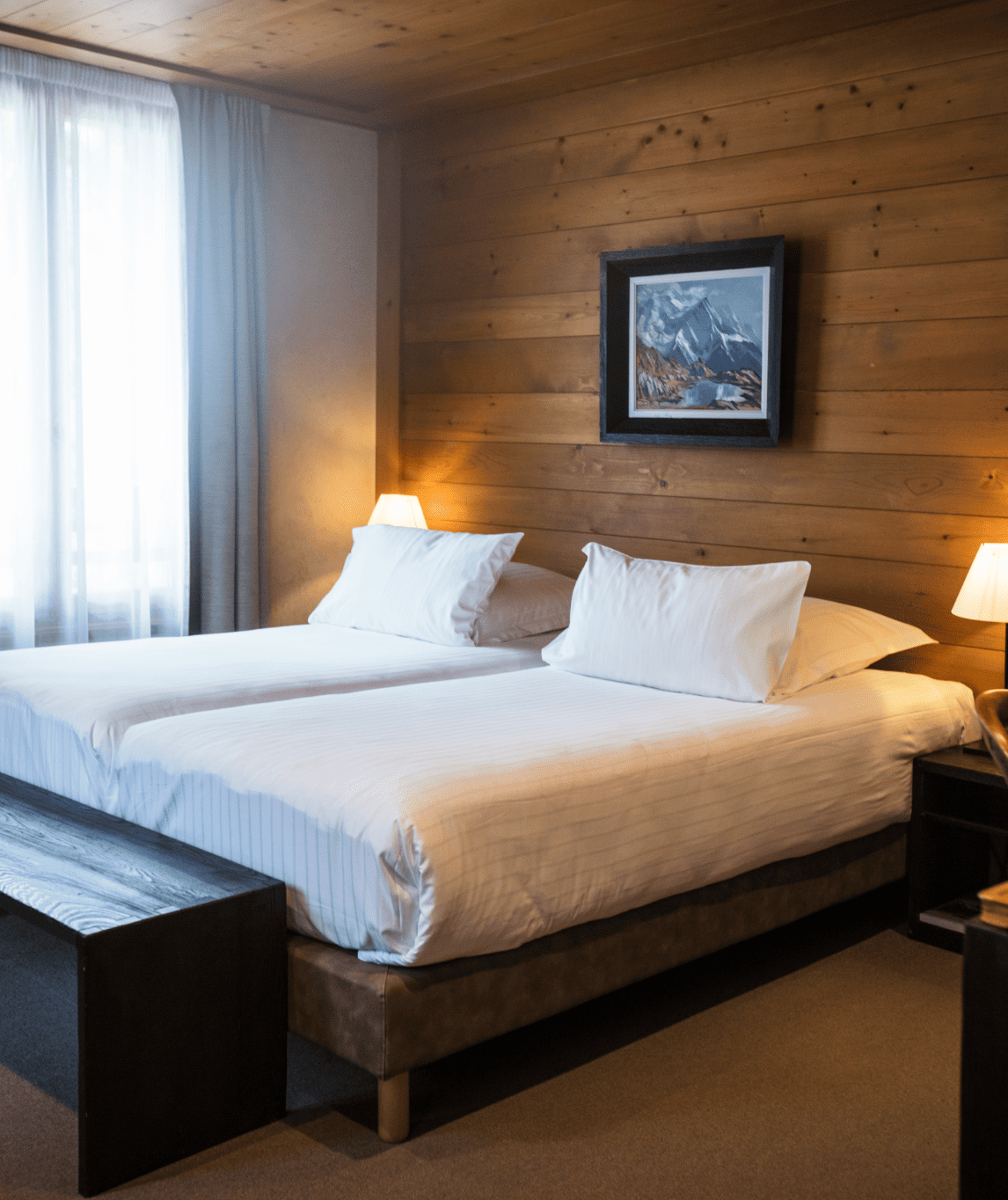 Literie en deux lits simples dans la chambre petite