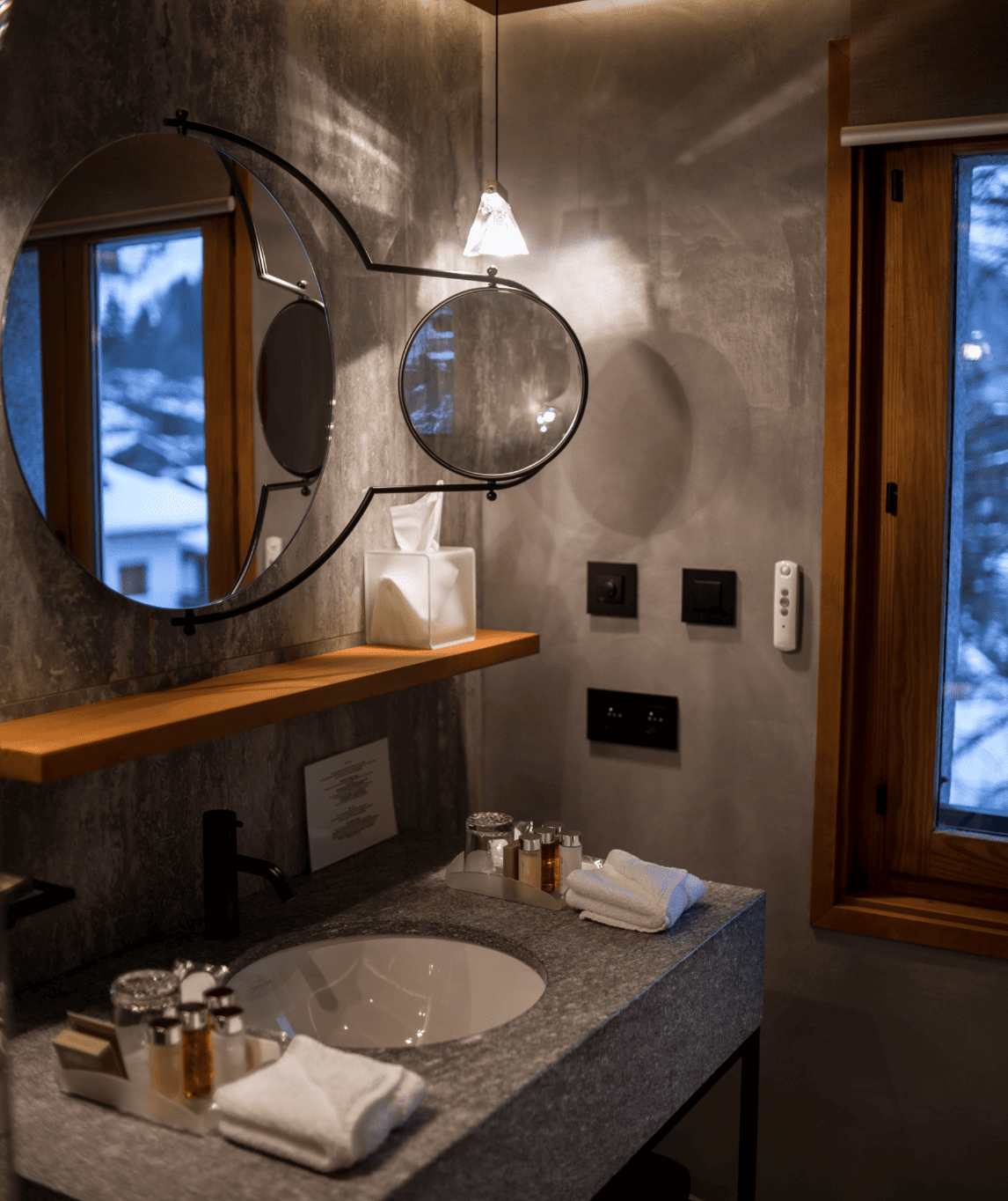 Salle de bain et lavabo de la chambre petite