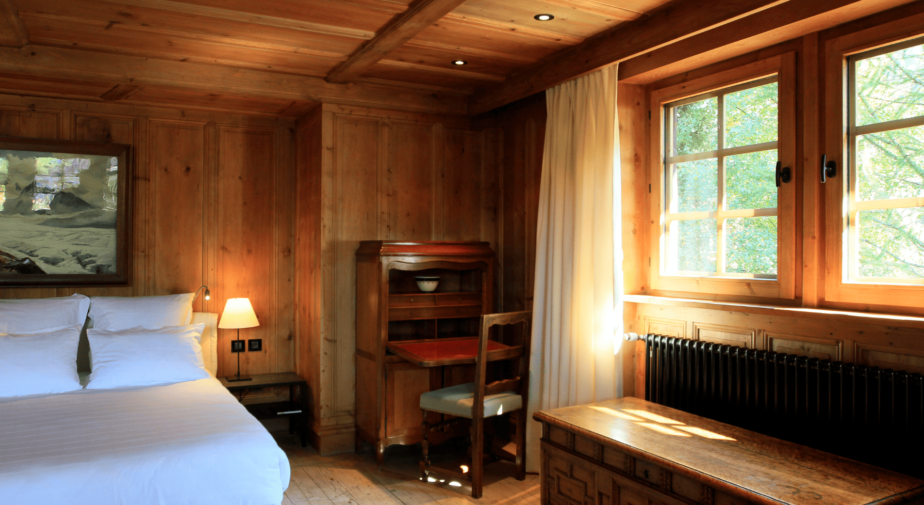 Mobilier ancien et literie de la chambre prestige à la Ferme