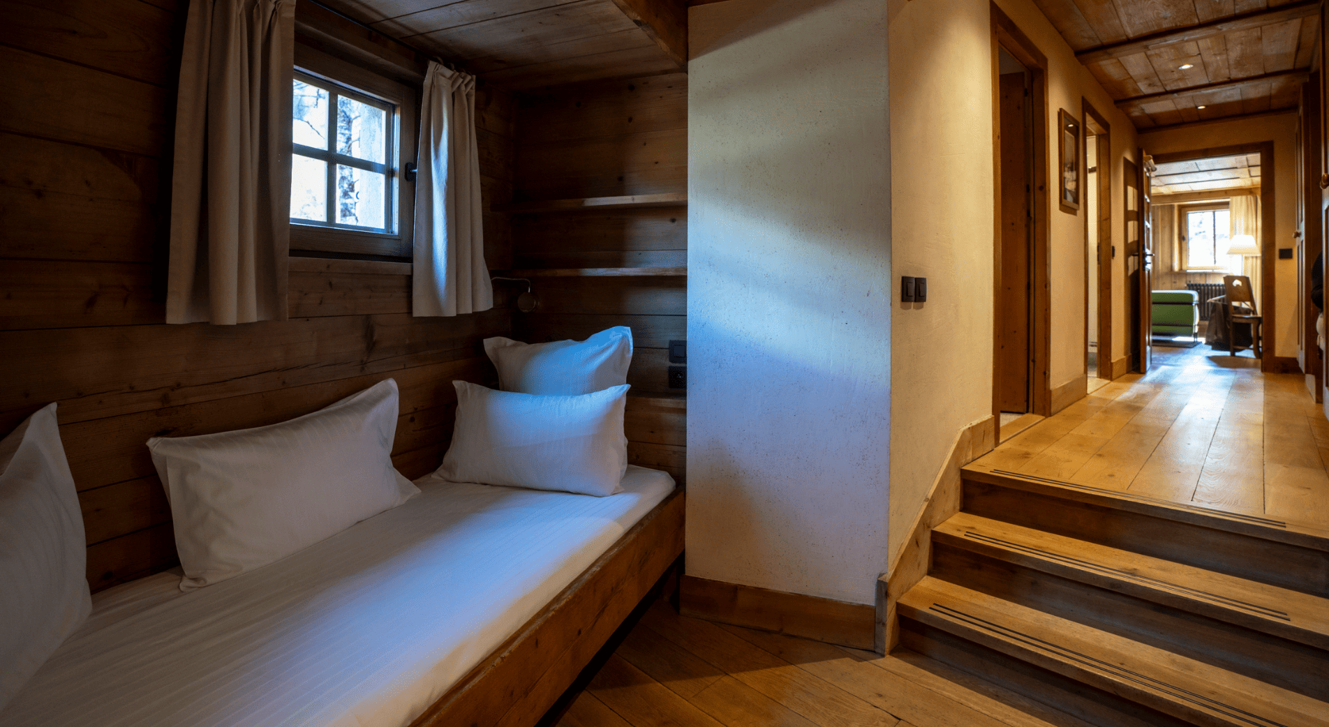 Lit alcôve à l'entrée de la chambre prestige à la Ferme