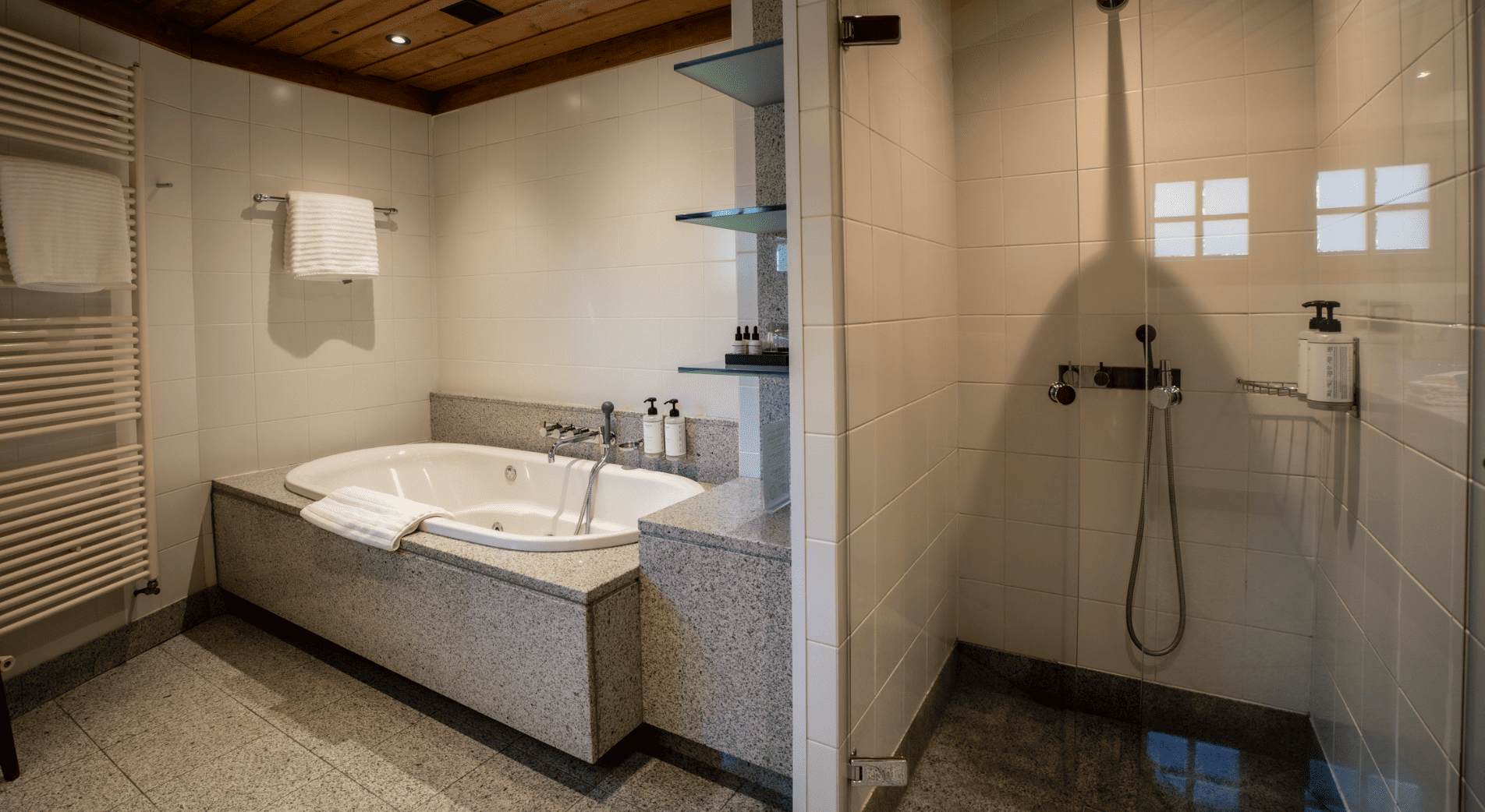 Baignoire et douche de la chambre prestige à la Ferme