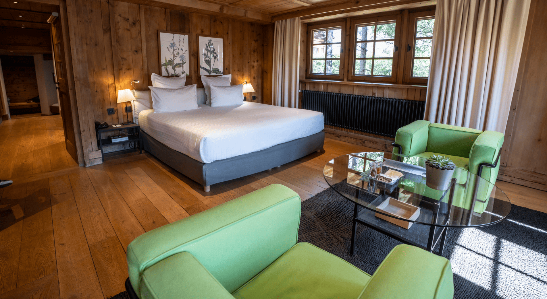 Literie et coin salon de la chambre prestige à la Ferme