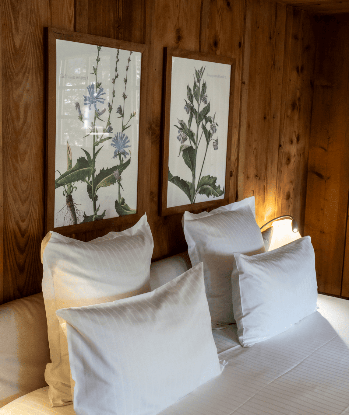 Tableau et décoration au dessus de la literie de la chambre prestige à la ferme