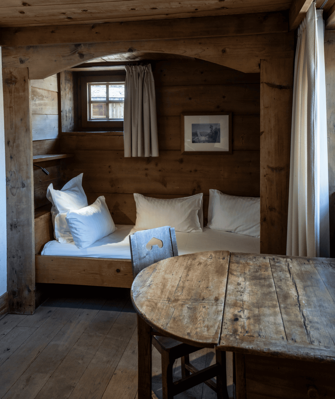 Lit en alcove à l'entrée de la chambre prestige à la Ferme