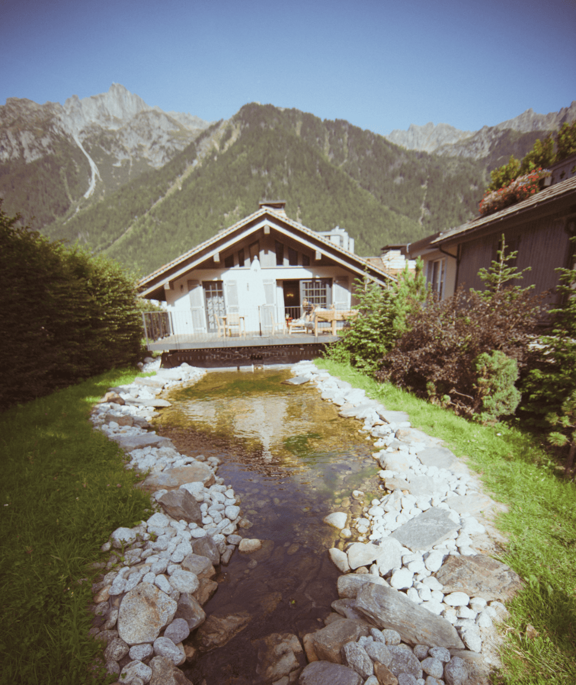 Petit lac et terrasse de la Suite Blaitiere avec vue sur le Brévent