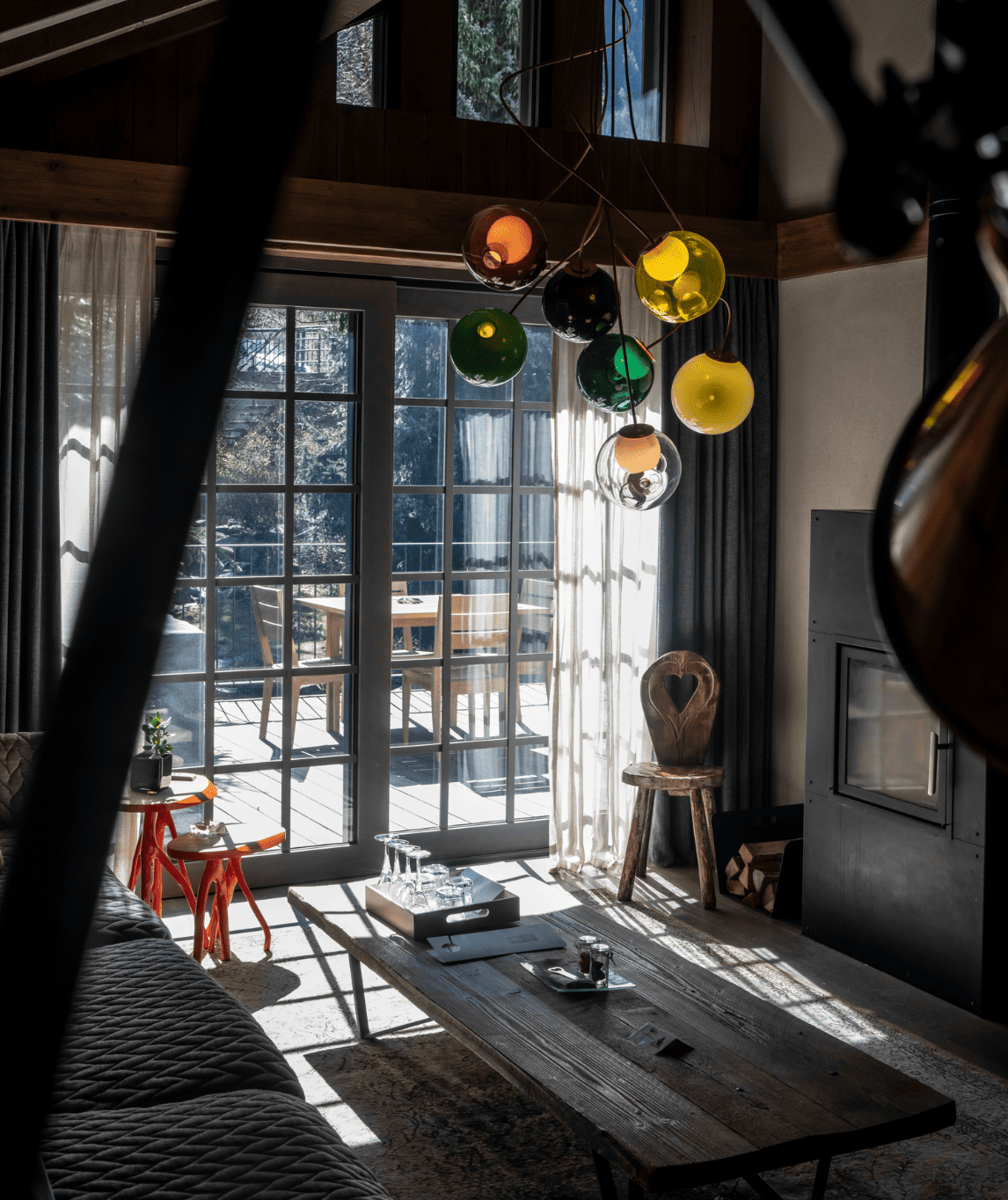 Salon et baie vitrée de la suite Blaitière