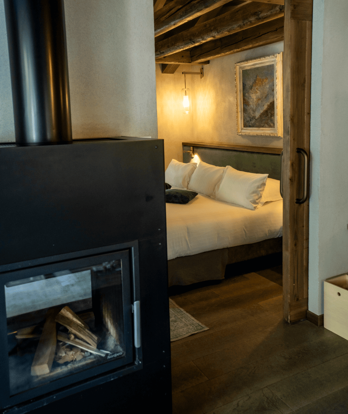 Cheminée et chambre de la suite Blaitière
