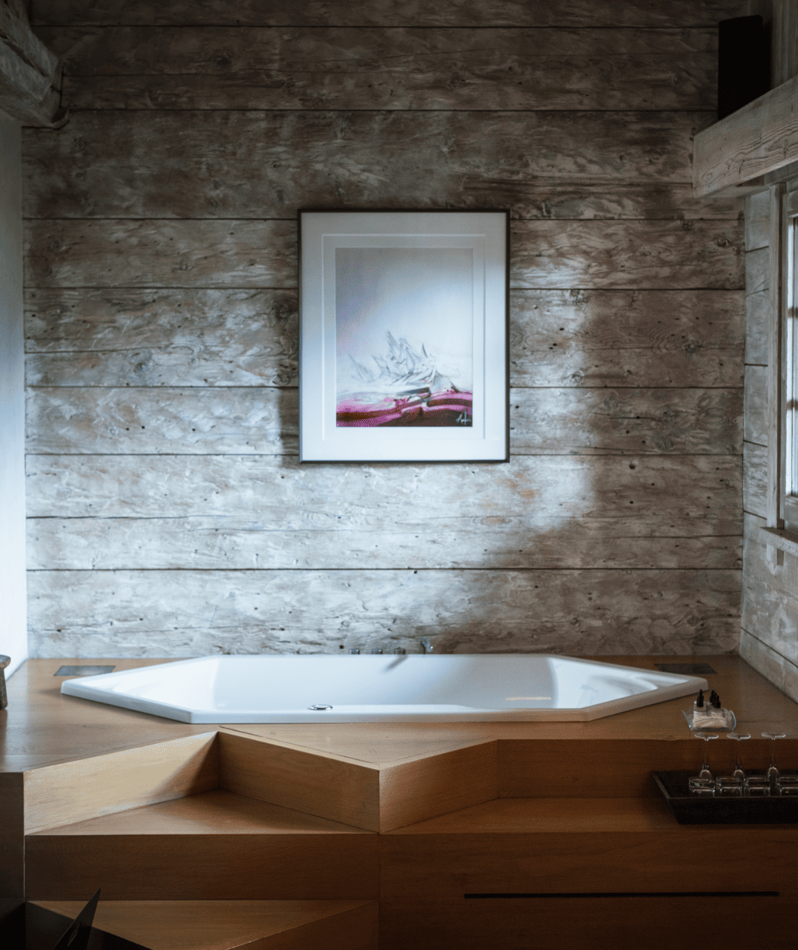 Baignoire à l'étage de la suite Martine