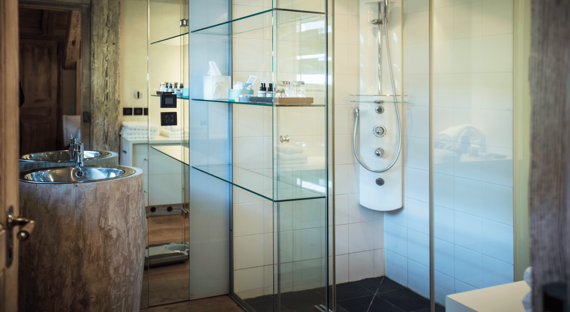 Salle de bain et douche à l'étage de la suite Martine