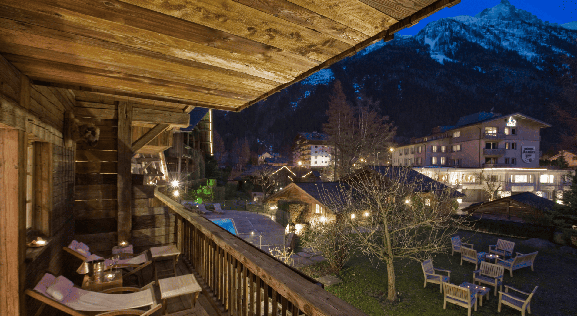 Balcon et vue de nuit depuis la suite Martine