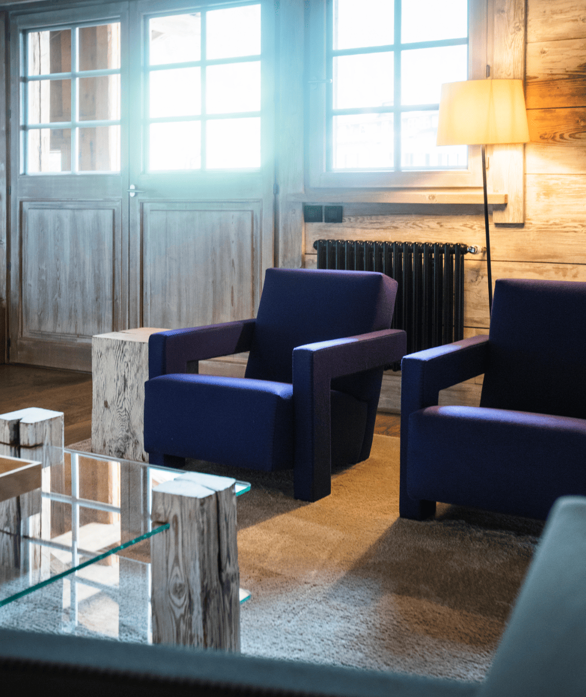 Fauteuils dans le salon à l'étage de la suite Martine
